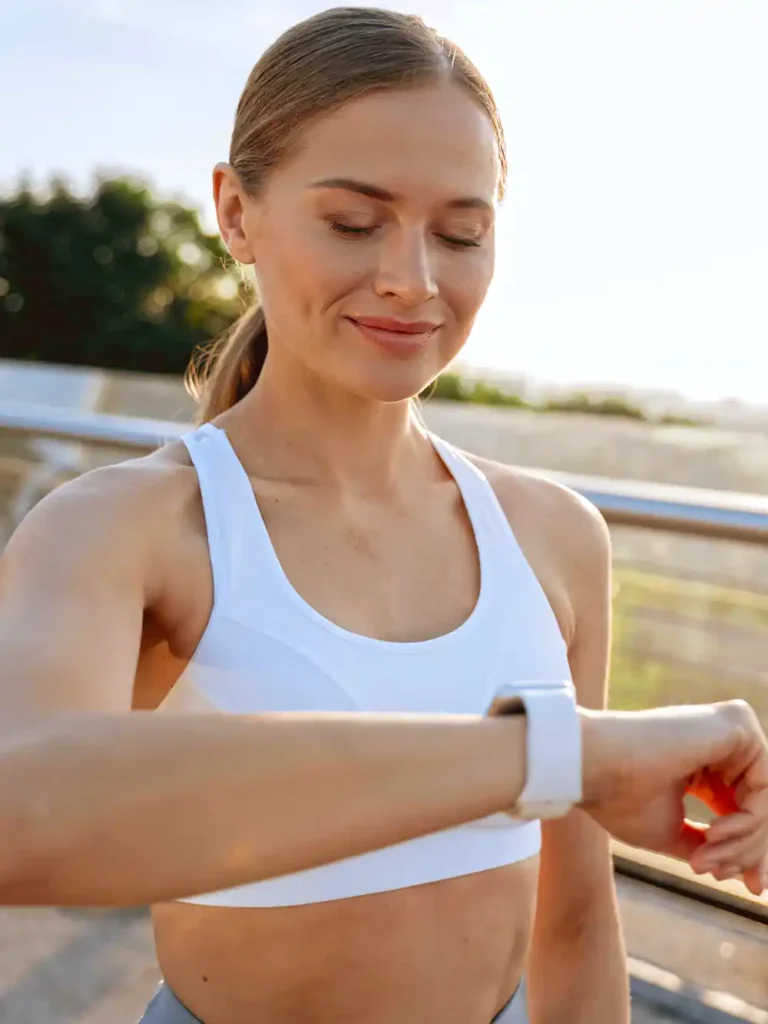 A ladiy wear watch in right hand