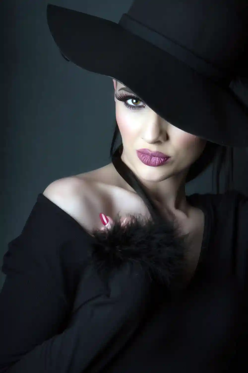 Lady with a black hat